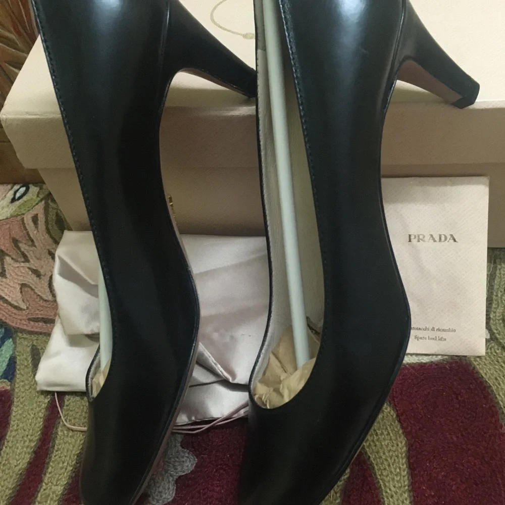 Authentic Prada Court Shoes/Pumps in black - Picture 4 of 11